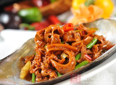 材料:蚌肉,干紅辣椒數只,姜,青蒜桿子,紫蘇葉,料酒等 材料:蚌肉,干紅辣椒數只,姜,青蒜桿子,紫蘇葉,料酒等