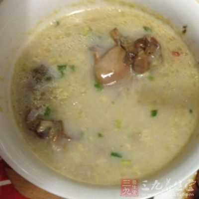 河蚌肉洗淨,黃豆泡透,枸杞泡好,生姜洗淨切絲,香蔥洗淨切花 河蚌肉洗淨,黃豆泡透,枸杞泡好,生姜洗淨切絲,香蔥洗淨切花