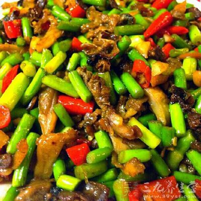 將清洗干淨的蚌肉和裙邊切片 將清洗干淨的蚌肉和裙邊切片