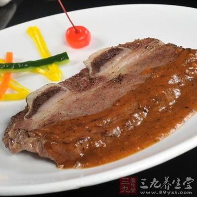 牛肉用廚房用紙沾干，把調料均勻撒在牛肉兩面