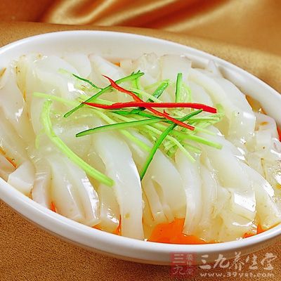 涼粉以開水沖淨,切1×4公分塊;綠豆芽菜摘除頭尾洗淨 涼粉以開水沖淨,切1×4公分塊;綠豆芽菜摘除頭尾洗淨