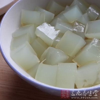 取出涼粉,切成片再切成條或者細絲都可以 取出涼粉,切成片再切成條或者細絲都可以