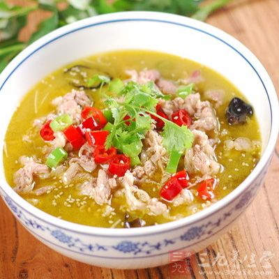 放入金針菇和油菜心,燙軟 放入金針菇和油菜心,燙軟