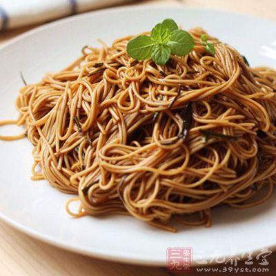 把水燒滾後下面條,再滾兌入半杯冷水續煮至滾,根據不同面條個性 把水燒滾後下面條,再滾兌入半杯冷水續煮至滾,根據不同面條個性
