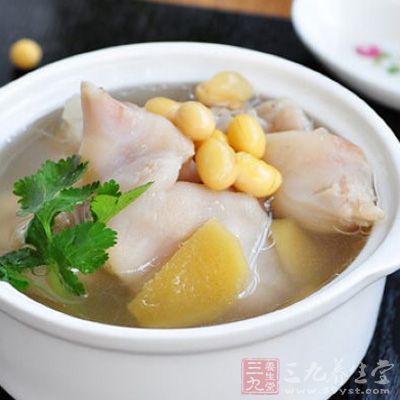 豬手刮洗干淨，斬成塊，鍋裡加水燒開，放入姜片、八角、料酒煮出血水後撈出冰水洗淨