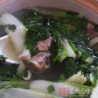 姜塊炝鍋，烹紹酒，下排骨，添湯