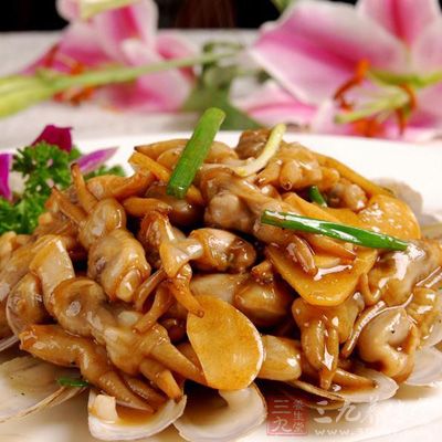 鍋中加水、黃酒煮沸,入蛏子煮1-2分鐘不用太長,一會還要炒的 鍋中加水、黃酒煮沸,入蛏子煮1-2分鐘不用太長,一會還要炒的