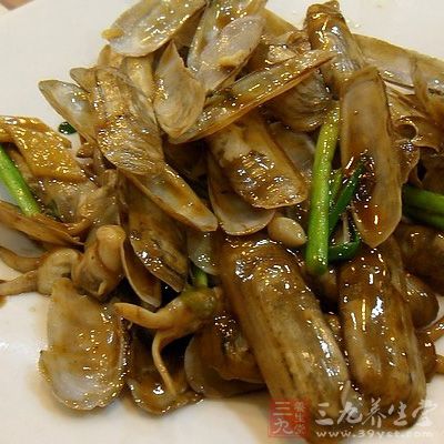 材料:蛏子,干辣椒,花椒粒,花椒粉,鹽,蔥,姜,蒜,黃酒 材料:蛏子,干辣椒,花椒粒,花椒粉,鹽,蔥,姜,蒜,黃酒