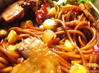 材料：2勺醬油，生抽，1勺白糖，面條，蔥花，小油菜，雞蛋