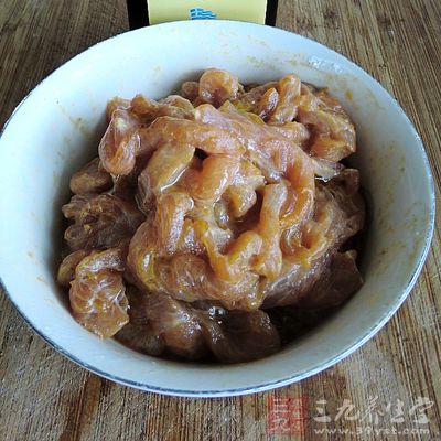 腌好的肉絲中加雞蛋清