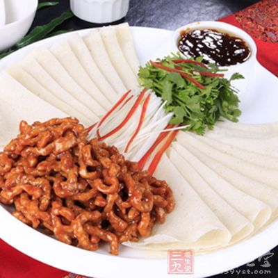 吃的時候可以用豆腐皮裹著肉絲和蔥絲吃