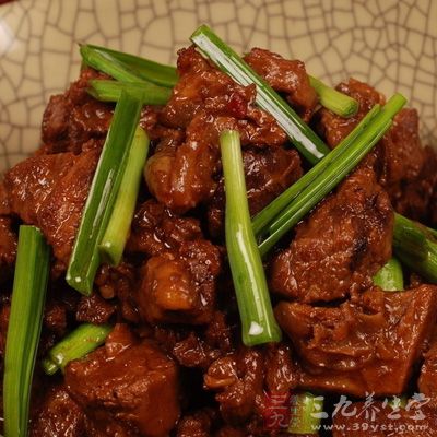 上色後加老抽、一半蔥姜蒜炒勻，關火