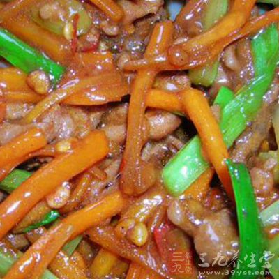 肉絲用一大匙澱粉、豆瓣、一大匙醬油抓勻碼味