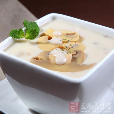湯煮沸。面包用少許冷水浸泡 湯煮沸。面包用少許冷水浸泡