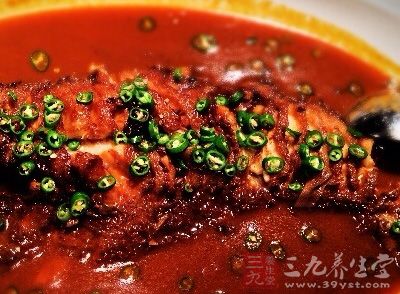 魚洗淨晾干,用面粉正反兩面薄薄摸勻,這樣魚肉不容易被煎碎 魚洗淨晾干,用面粉正反兩面薄薄摸勻,這樣魚肉不容易被煎碎