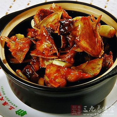 海魚頭洗淨,對半剖開,擦干水分,用5大匙油兩面煎上色後盛出 海魚頭洗淨,對半剖開,擦干水分,用5大匙油兩面煎上色後盛出