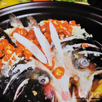鲽魚頭一個,白面、豆面、玉谷葉子、青紅椒丁各適量 鲽魚頭一個,白面、豆面、玉谷葉子、青紅椒丁各適量