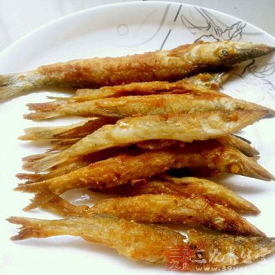 小海魚洗淨放入一點點鹽腌20分鐘備用 小海魚洗淨放入一點點鹽腌20分鐘備用