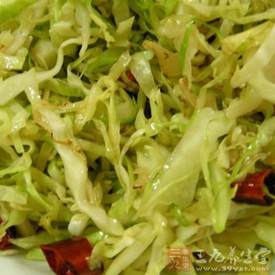 大頭菜切細條，泡在冷水裡，中途換3次水
