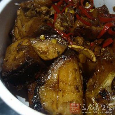 臘魚室溫解凍，剁成大塊