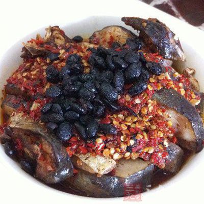熏制臘魚提前泡一個晚上，焯水，待用