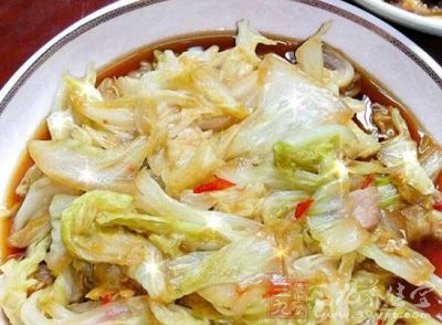 卷心菜洗淨切絲、新鮮香茹洗淨掰成幾瓣、大蒜子拍扁切沫、酸紅辣椒切小段