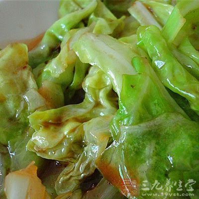 卷心菜一定要一片一片撕下來洗干淨，而且洗完用清水泡10-15分鐘