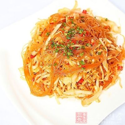 豬裡脊肉去皮肥瘦分開。瘦肉切成薄片並用生抽