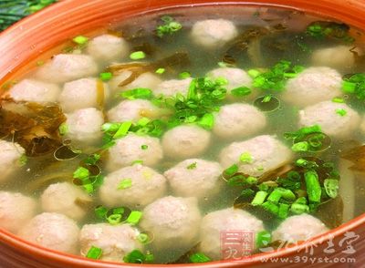 .將豬肉洗淨，剁碎，加入水澱粉、精鹽、蔥末、姜末及少許清水攪上勁