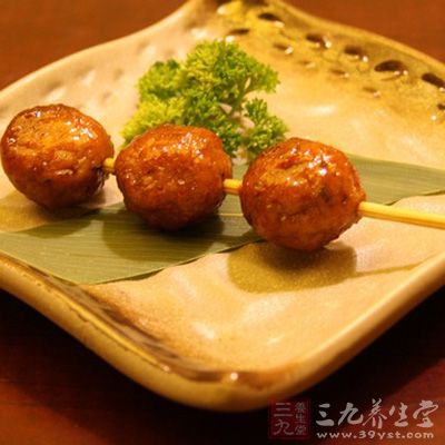 雞胸肉買來洗淨，把邊上的油脂去掉，切成絲後再剁成末