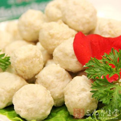 將五花肉洗淨切小塊，倒入“韓一”料理機中