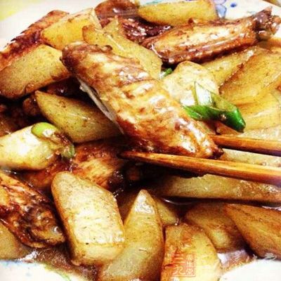 雞翅5支,新鮮木耳70公克,三角油豆腐5片,蘿卜中1條 雞翅5支,新鮮木耳70公克,三角油豆腐5片,蘿卜中1條