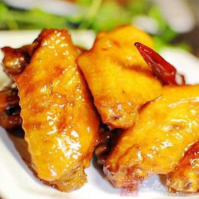 焯好後,撈出來漓干,現在看著雞翅是不是比較富態了 焯好後,撈出來漓干,現在看著雞翅是不是比較富態了