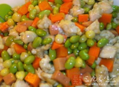 . 胡蘿卜洗淨、去皮，切丁。毛豆放入滾水中燙去外膜，撈出