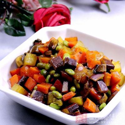 原料：胡蘿卜100克，瘦豬肉200克，豆腐干50克