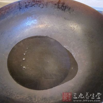 炒鍋燒熱將豬油下鍋