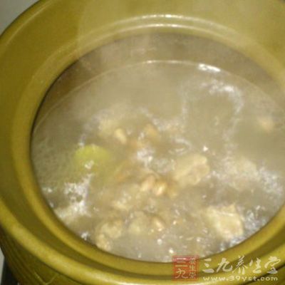 抓一小把黃花菜用清水泡半個小時