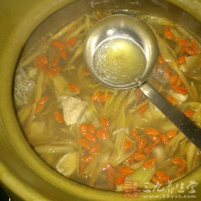 把黃花菜煮約4-5分鐘煮沸揭蓋