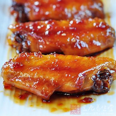 煎得差不多時倒入啤酒，撒入少許鹽
