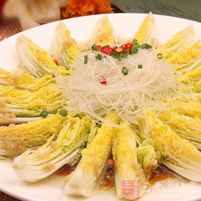 放鍋裡爆香,再加入一杯雞湯還有香油和鹽 放鍋裡爆香,再加入一杯雞湯還有香油和鹽