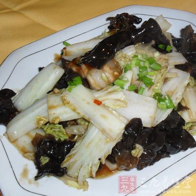 用手將木耳撕成一口大小的朵 用手將木耳撕成一口大小的朵