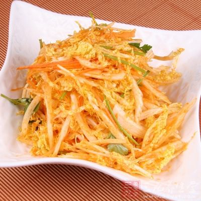 鍋內油燒至七成熱,放入肥肉煸出油 鍋內油燒至七成熱,放入肥肉煸出油