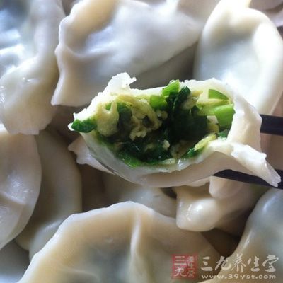 鍋內水燒開後，加入少許鹽