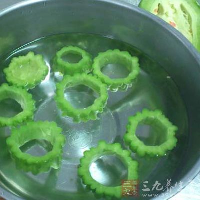 苦瓜用開水燙可去苦味