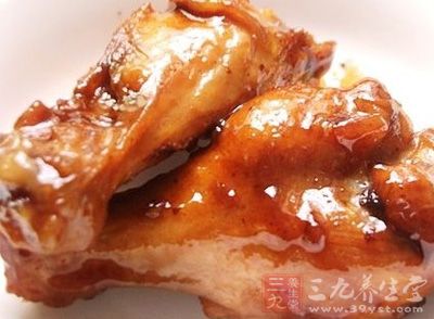 .雞翅根洗淨,用水冒一下,撇去血沫;蔥切段,姜切片備用 .雞翅根洗淨,用水冒一下,撇去血沫;蔥切段,姜切片備用