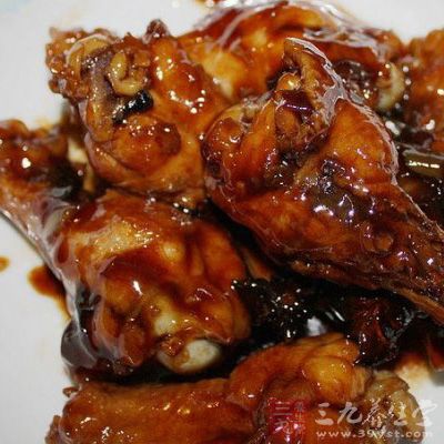 煮10秒左右,出香味即可放入翅根,至水沸,翅根變色撈出,瀝干水分備用 煮10秒左右,出香味即可放入翅根,至水沸,翅根變色撈出,瀝干水分備用