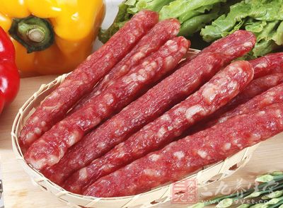 瘦肉和肥肉用開水略浸片刻,取出用干布抹干 瘦肉和肥肉用開水略浸片刻,取出用干布抹干