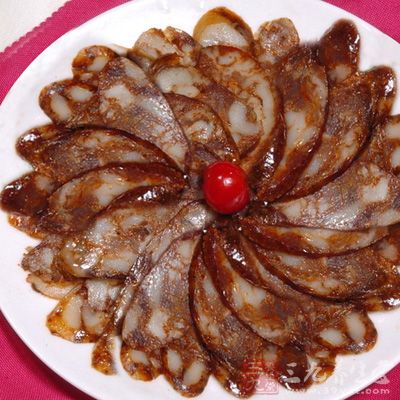 材料:上好的豬肉,辣椒面,花椒粉,優質白酒,白糖,精鹽 材料:上好的豬肉,辣椒面,花椒粉,優質白酒,白糖,精鹽