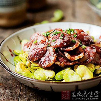 臘腸切片,用清水泡軟 臘腸切片,用清水泡軟
