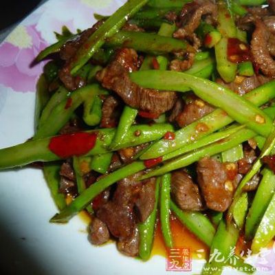 將蘆筍洗淨，去老根，開水焯一下